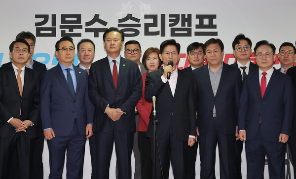 국민의힘 김문수 제21대 대통령 선거 경선 후보가 30일 지지 선언을 위해 서울 여의도 대하빌딩 김문수 대선 경선 후보 캠프 사무실을 찾은 홍준표 전 대구시장 경선 캠프 소속 의원들과 함께 기자회견을 하고 있다. [사진=연합뉴스]