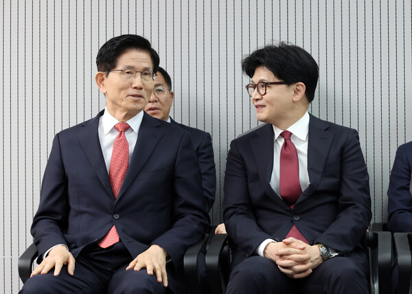 29일 서울 여의도 국민의힘 당사에서 열린 제21대 대통령 후보자 국민의힘 3차 경선 진출자 발표 행사에서 결과 발표 전 김문수·한동훈 후보가 대화하고 있다. [사진=연합뉴스]
