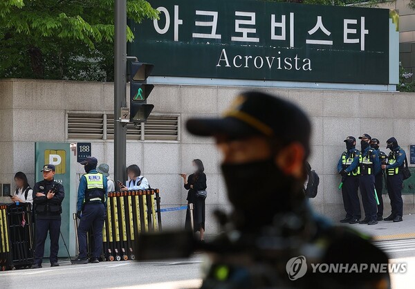 검찰이 건진법사 관련 의혹으로 윤석열 전 대통령 부부의 사저와 김건희 여사의 회사를 전격 압수수색했다. 