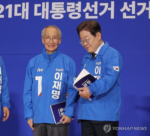 더불어민주당 이재명 대선 후보가 30일 서울 여의도 국회 의원회관에서 열린 더불어민주당 제21대 대통령선거 '진짜 대한민국' 중앙선거대책위원회 출범식에서 기념촬영을 마친 뒤 상임 총괄 선대위원장을 맡은 윤여준 전 환경부 장관을 모시고 있다. [사진=연합뉴스]