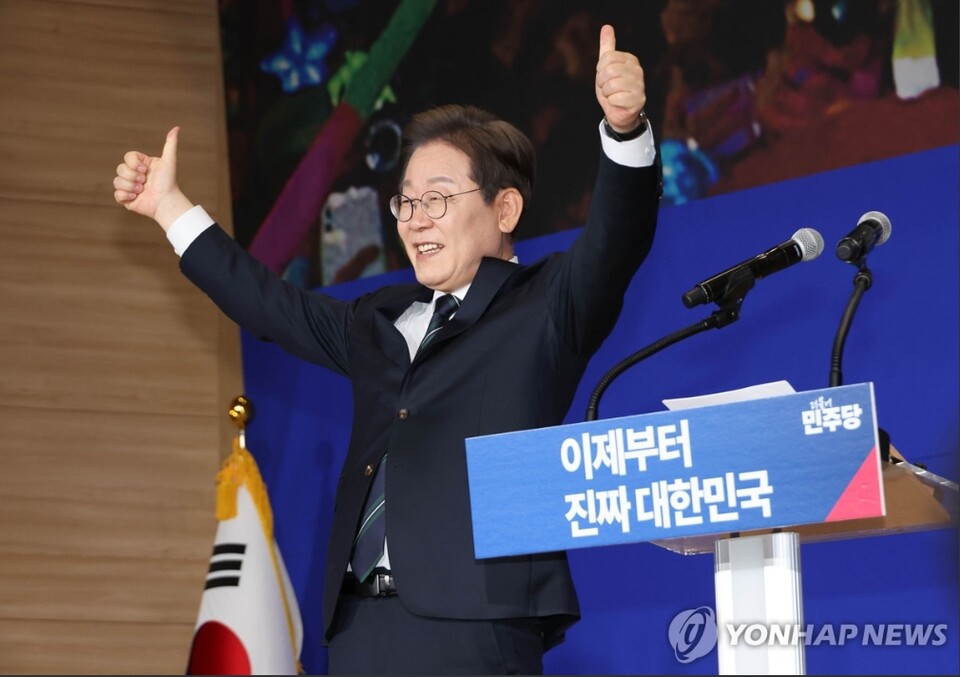 이재명 민주당 대선후보가 30일 '진짜 대한민국 선대위'를 출범하고 승리의 엄지척을 들어올리며 대선승리를 다짐했다. [사진=연합뉴스]