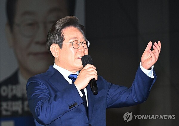 더불어민주당 대선 후보로 선출된 이재명 후보가 27일 경기 고양시 킨텍스에서 열린 '제21대 대통령선거 후보자 선출을 위한 수도권·강원·제주 경선 및 최종 후보자 선출 대회'에서 수락 연설을 하고 있다. [사진=연합뉴스]