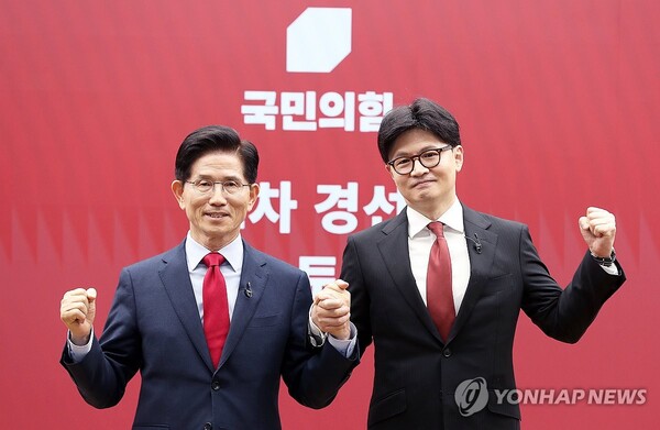 23일 서울 여의도 국민의힘 중앙당사에서 열린 2차 경선 토론회 미디어데이에서 국민의힘 김문수, 한동훈, 대선 경선 후보가 맞수 토론 대상으로 지명을 한 후 기념 촬영하고 있다. [사진=연합뉴스]