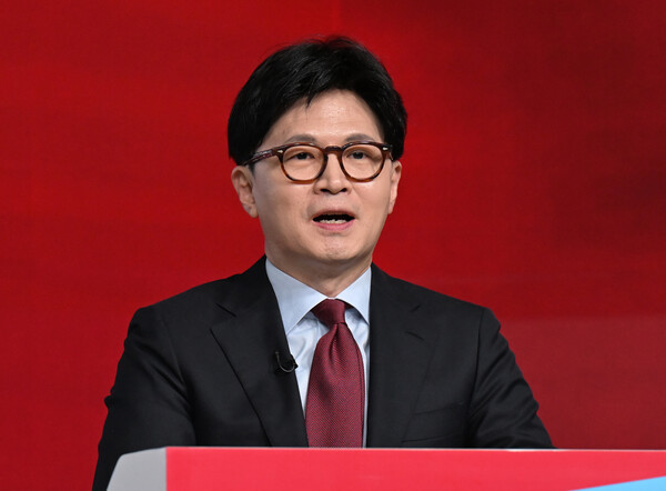 한동훈 국민의힘 대선 예비후보는 1일 라디오 인터뷰에서 “대선에 패배하더라도 당권 유지, 자기들 공천만 받으면 된다는 생각을 가진 분들은 대단한 착각을 하고 있다”고  비판했다. [사진=연합뉴스]