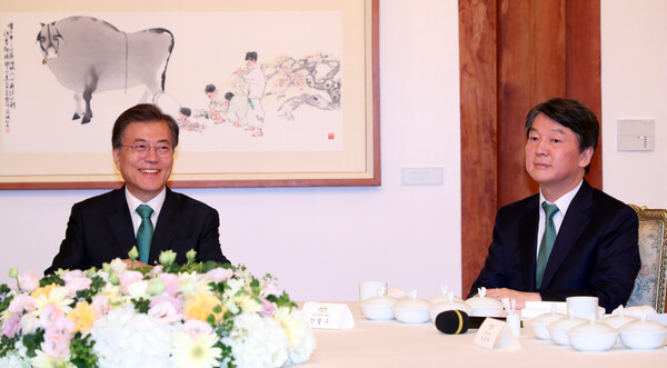 문재인 대통령이 청와대 상춘재에서 여야 4당 대표를 초청해 개최한 만찬 회동에서 국민의당 안철수 대표와 나란히 자리하고 있는 모습. 두 사람은 단일화 하고도 패배한 사례를 남겼다. [사진=연합뉴스]