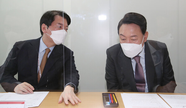 윤석열 대통령 당선인이 대통령직인수위원회에서 안철수 대통령직 인수위원장이 주재하는 간사단 회의에 참석해 대화하고 있는 모습. [사진=연합뉴스]