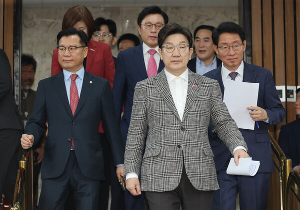 국민의힘 권성동 원내대표가 2일 국회에서 열린 원내대책회의에 참석하고 있다. [사진=연합뉴스]