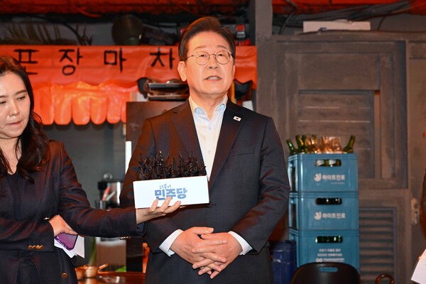 더불어민주당 이재명 대선 후보가 1일 서울 종로구의 한 포차 식당에서 '당신의 하루를 만드는, 보이지 않는 영웅들'이란 주제로 배달 라이더, 택배 기사 등 비(非)전형 노동자들과 간담회를 마친 뒤 대법원 판결에 대한 입장을 밝히고 있다.[사진=연합뉴스]