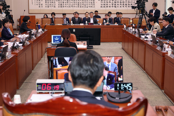 2일 서울 여의도 국회에서 열린 법제사법위원회 전체회의에서 배형원 법원행정처 차장이 의원 질의에 답하고 있다. [사진=연합뉴스]