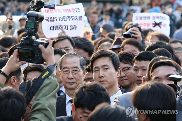 2일 오후 광주 북구 국립5ㆍ18민주묘지를 찾은 한덕수 전 총리가 광주비상행동 등 시민사회 단체 관계자들에게 가로막혀 있다. [사진=연합뉴스]