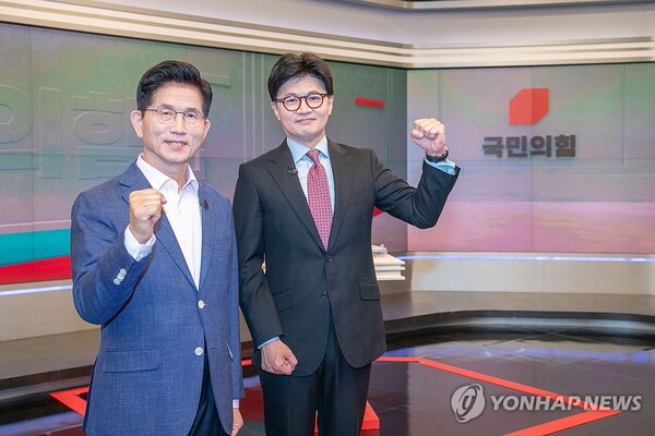 국민의힘 제21대 대통령선거 경선 결선투표에 진출한 김문수(왼쪽), 한동훈 후보가 30일 서울 중구 TV조선에서 TV토론에 앞서 포즈를 취하고 있다. [사진=연합뉴스]