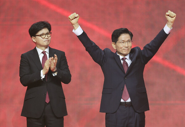 국민의힘 대선 후보로 선출된 김문수 후보(오른쪽)가 3일 경기 고양시 킨텍스에서 열린 국민의힘 전당대회에서 인사하고 있다. [사진=연합뉴스]