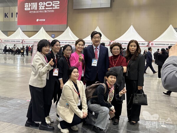 권성동 국민의힘 원내대표가 당원들과 사진을 찍어주고 있다. [사진=안다인 기자]