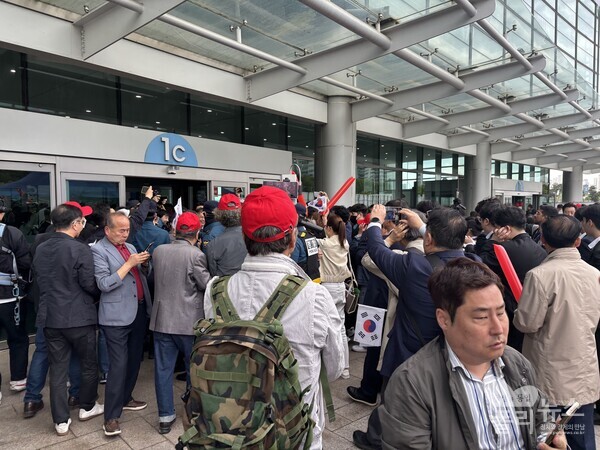 김문수 후보가 킨텍스로 들어가자 당원과 지지자들이 김 후보를 응원하며 따라가고 있다. 