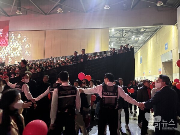 한동훈 후보의 지지자 중 입장 가능 비표가 없는 지지자들이 경선장에 들어가려고 하자 경호원들과 실랑이가 오가고 있다. [사진=안다인 기자]