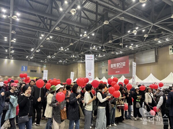 한동훈 후보의 지지자들이 빨간 풍선을 들고 한 후보를 응원하고 있다.[사진=안다인 기자]