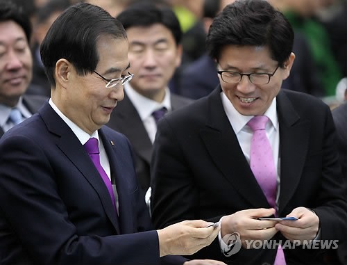 지난 2012년 경기도청 대회의실에서 만난 김문수·한덕수 후보 [사진=연합뉴스]