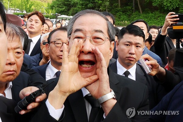 오월 단체 향해 소리치는 한덕수 예비후보 [사진=연합뉴스]