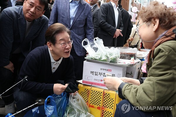 민주당 이재명 대선 후보가 4일 경북·충북·강원 내륙 지역을 찾아 ‘골목골목 경청투어’ 4일차 일정을 이어갔다 [사진=연합뉴스]