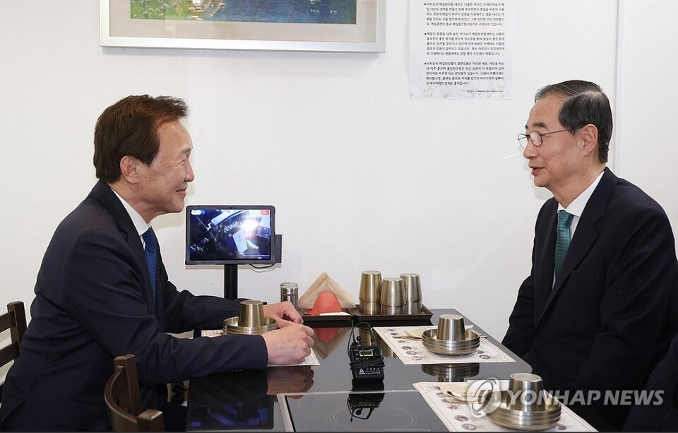  무소속 한덕수 대선 예비후보와 손학규 전 바른미래당 대표가 5일 서울 종로구 한 식당에서 '개헌 빅텐트' 만찬 회동을 하고 있다. [사진=연합뉴스]