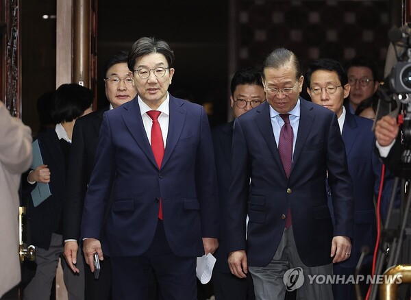 의총 참석하는 권영세 권성동 [사진=연합뉴스]