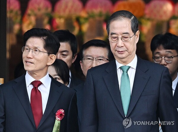 지난 5일 서울 조계종 봉축법요식 참석한 김문수 국민의힘 대선후보, 한덕수 무소속 대선후보. 김문수 후보는 6일 당 지도부의 단일화 거센 압박에 반발하며 '대선주자 일정을 전면 중단하겠다'고 전격적인 선언을 했다. [사진=연합뉴스]