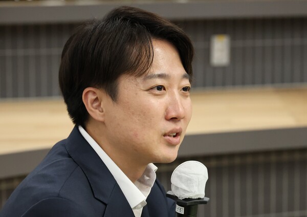 이준석 개혁신당 대선후보는 7일 라디오에 출연해 김문수 국민의힘 후보와 한덕수 무소속 후보 간의 단일화 결과에 대해 “윤핵관의 밀어붙이기 우격다짐 탓에 단일화가 어려운 상황이 발생했다”고 지적했다. [사진=연합뉴스]