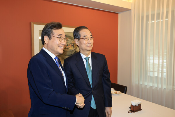 6일 서울 중구 컨퍼런스하우스달개비에서 무소속 한덕수 대선 예비후보와 이낙연 전 국무총리가 오찬 회동을 하기 전 악수하고 있다. [사진=연합뉴스]