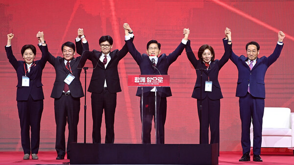 (왼쪽 네번째)가 3일 경기 고양시 킨텍스에서 열린 국민의힘 전당대회에서 후보들과 손을 들어올리고 있다. 왼쪽부터 양향자, 안철수, 한동훈, 김문수, 나경원, 유정복 후보. [사진=연합뉴스]