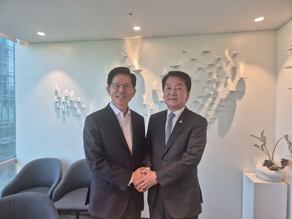 김문수 국민의힘 대선 후보와 안철수 국민의힘 의원이 7일 서울 여의도 모처에서 회동했다. [사진=안 의원실 제공]