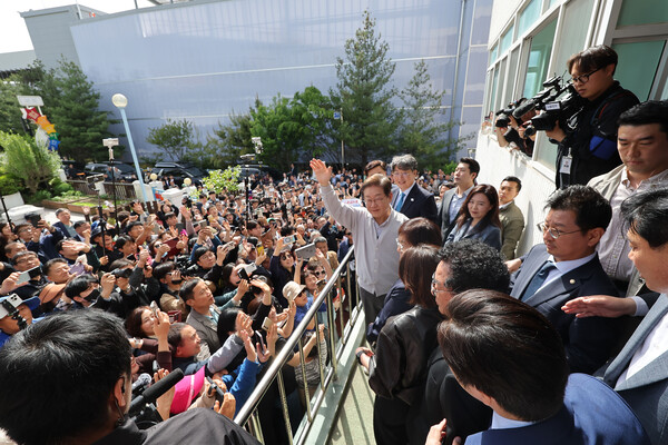 더불어민주당 이재명 대선 후보가 7일 전북 익산시 대한노인회 익산시지회에서 열린 노인회 간담회에 참석하며 지지자 및 시민들에게 인사를 하고 있다. [사진=연합뉴스]