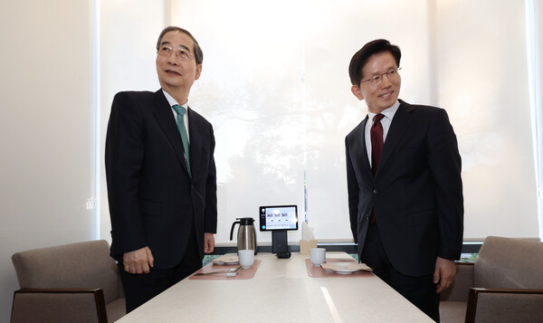 국민의힘 김문수 대선후보와 무소속 한덕수 대선 예비후보가 7일 서울 종로구의 한 식당에서 후보 단일화 관련 회동을 하고 있다. [사진=연합뉴스]