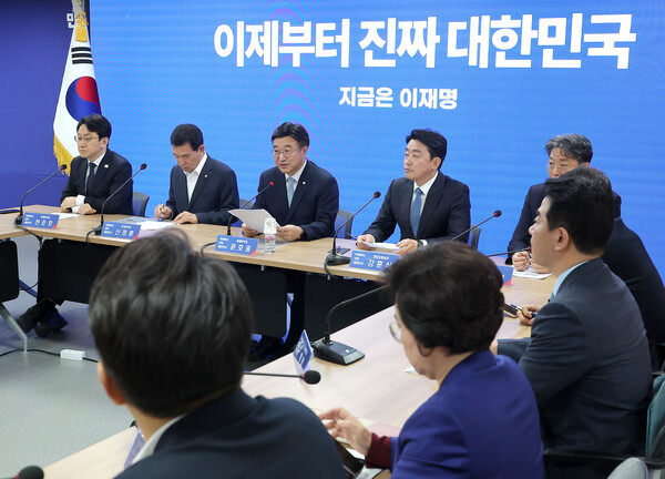 더불어민주당 윤호중 중앙선대위 총괄본부장이 8일 서울 여의도 민주당사에서 열린 총괄본부장단 회의에서 발언하고 있다. [사진=연합뉴스]