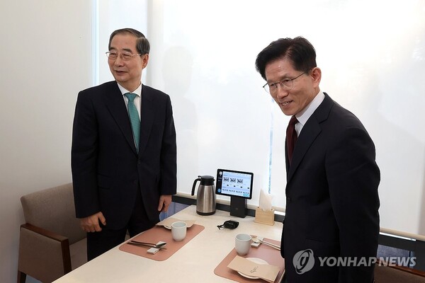 국민의힘 김문수 대선 후보와 당 지도부가 무소속 한덕수 대선 예비 후보와의 단일화 문제를 놓고 정면으로 충돌하고 있다 [사진=연합뉴스]