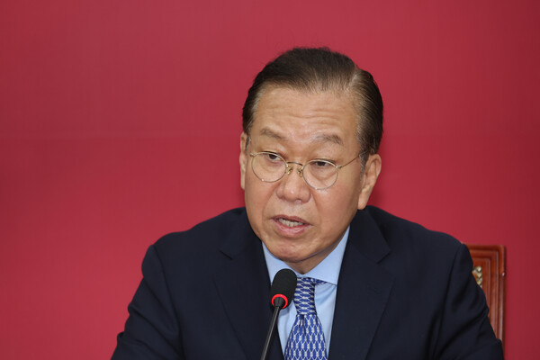 권영세 국민의힘 비상대책위원장은 8일 간담회를 열고 “김문수 후보가 말하는 대선후보 등록일 이후인 12일 이후의 단일화는 현실적으로 불가능하다, 11일까지 단일화가 안 된다면 필요한 결단을 내리겠다”며 김 후보를 압박했다. [사진=연합뉴스]