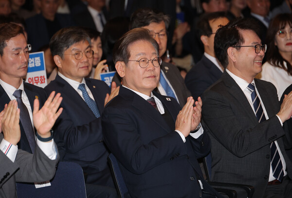 더불어민주당 이재명 대선 후보가 8일 서울 여의도 중소기업중앙회에서 열린 '진짜 대한민국 선거대책위원회' 직능본부 민생정책 협약식에 참석해 박수를 치고 있다. [사진=연합뉴스]