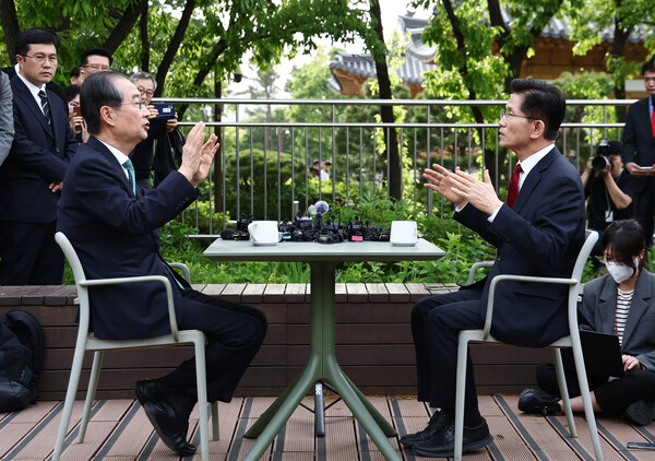 무소속 한덕수 대선 예비후보가 8일 서울 국회 사랑재에 위치한 커피숍에서 국민의힘 김문수 대선후보와 후보 단일화 관련 회동을 하고 있다. [사진=연합뉴스]