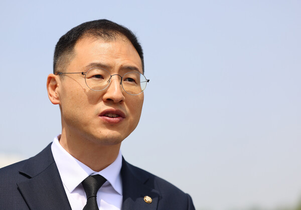 국민의힘을 탈당한 김상욱 의원은 9일 라디오에 출연해 “프레임을 걷어내고 본질만 봤을 때 민주당이 더 보수당의 역할을 하고 있다, 민주당을 거부할 이유가 없는 상태가 됐다”고 말해 민주당 입당 가능성이 있음을 시사했다. [사진=연합뉴스]