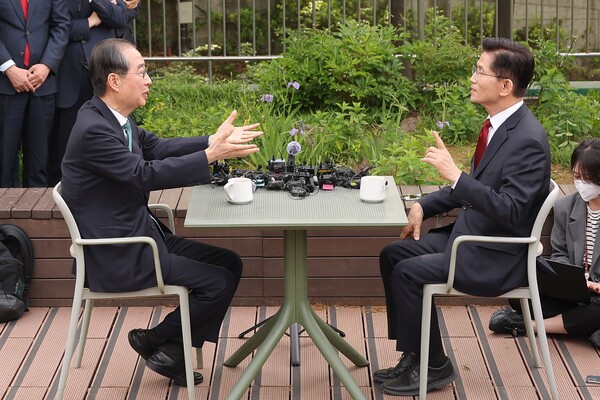 국민의힘 김문수 대선후보와 무소속 한덕수 대선 예비후보가 8일 서울 국회 사랑재에 위치한 커피숍에서 후보 단일화 관련 회동을 하고 있다. [사진=연합뉴스]