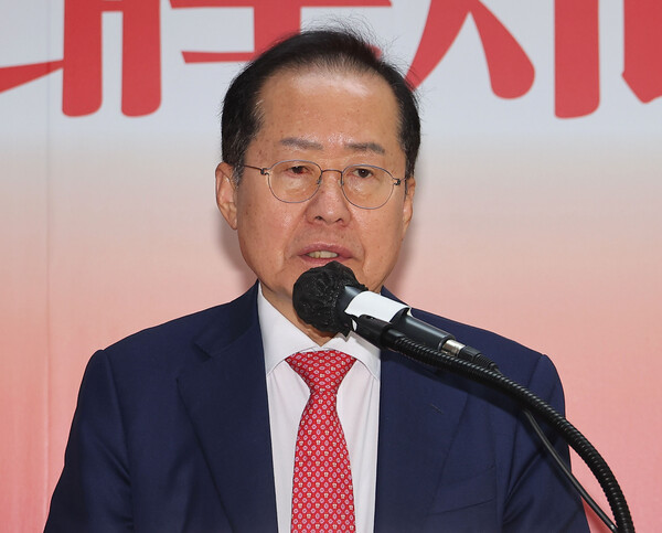 국민의힘 대선 후보 2차 경선에서 탈락한 홍준표 후보가 29일 서울 여의도 대하빌딩 선거 캠프 사무실에서 정계 은퇴 의사를 밝히고 있다. [사진=연합뉴스]