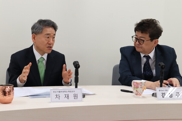 김능구 대표(오른쪽)와 차재원 교수가 '정국진단' 대담을 나누고 있다.