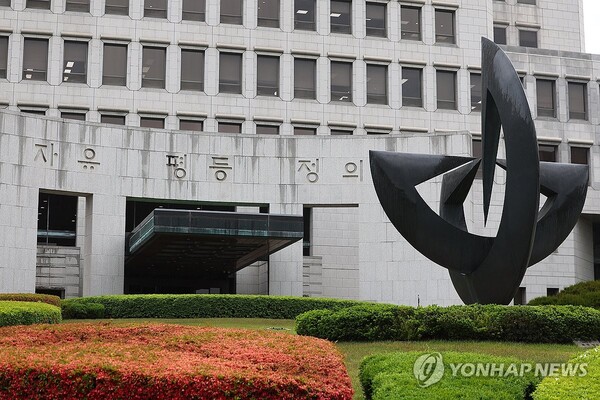 더불어민주당 이재명 대선 후보의 대법원 파기환송심 판결 관련 전국법관대표회의 임시회의 소집이 9일 결정됐다. 전국법관대표회의는 "구성원 5분의 1 이상이 법원의 정치적 중립에 대한 의심과 사법에 대한 신뢰 훼손 문제에 대해 전국법관대표회의에서 논의하고 입장을 정리할 필요가 있다는 이유로 전국법관대표회의 임시회의 소집을 요청했다"며 "임시회의가 소집될 예정"이라고 이날 밝혔다. 사진은 이날 서울 서초구 대법원의 모습. [사진=연합뉴스]