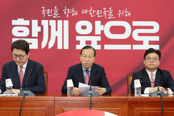 국민의힘 권영세 비상대책위원장이 10일 서울 여의도 국회에서 사상 초유의 대선 후보 교체에 대한 입장을 밝히고 있다.[사진=연합뉴스]