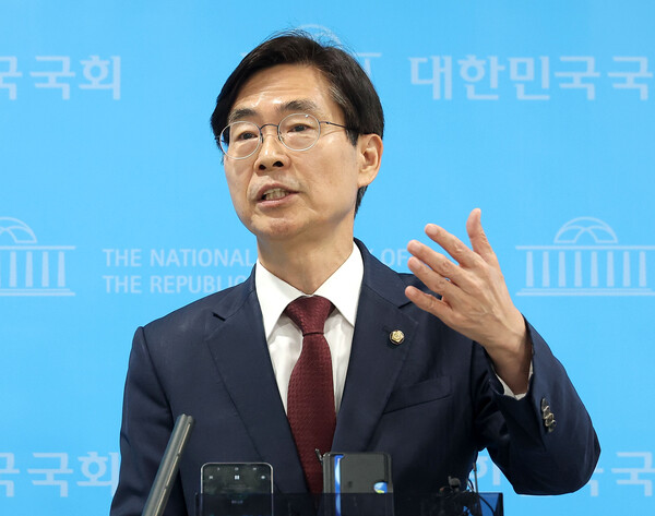 국민의힘 조경태 의원이 10일 국회 소통관에서 당의 김문수 대선 후보 선출 취소와 한덕수 후보 재선출 절차 착수 조치와 관련한 규탄 및 철회 촉구 기자회견을 마친 뒤 취재진 질문에 답변하고 있다.[사진=연합뉴스]