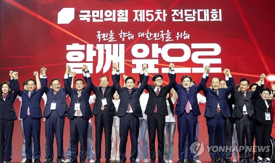 김문수 후보는 3차 경선을 거쳐 지난 5월3일 국민의힘 최종 후보로 당선됐다. 3일 고양 킨텐스에서 열린 국민의힘 대선후보 선출 4차 전당대회에서 경선후보자드로가 권성동, 권영세 등 당지도부가 함께 축하하고 있다. [사진=연합뉴스]