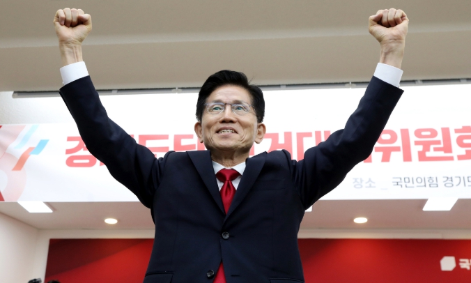 10일 새벽 대선후보 자격을 박탈당했던 김문수 후보가 당원들에 의해 다시 후보 자격을 회복했다. 이날 실시한 '한덕수 후보 교체 안건'당원투표에서 국민의힘 당원들은 부결 시켰다. 사진은 김 후보가 지난 9일 국민의힘 경기도당 강당에서 열린 경기도당 선거대책위 발대식에서 두 주먹을 불끈 쥐고 인사하고 있다. [사진=김문수 캠프 제공]