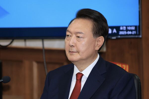 윤석열 전 대통령은 자신의 내란 우두머리 혐의의 세 번째 재판을 하루 앞둔 11일 페이스북에 글을 올려 "한덕수 총리의 사명을 김문수 후보가 함께 이어가 달라"고 말했다. 지난달 21일 서울중앙지법에서 열린 내란 우두머리 혐의 형사재판 2차 공판에 출석한 모습. [사진=연합뉴스]