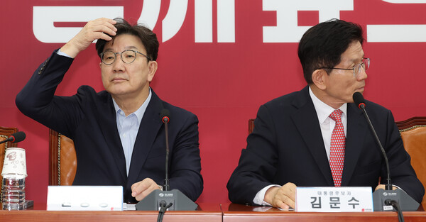  국민의힘 김문수 대선 후보와 권성동 원내대표가 11일 국회에서 열린 중앙선거대책위원회 회의에 참석해 있다. 김 후보와 권 원내대표가 서로 어색한 모습을 보였다. [사진=연합뉴스]