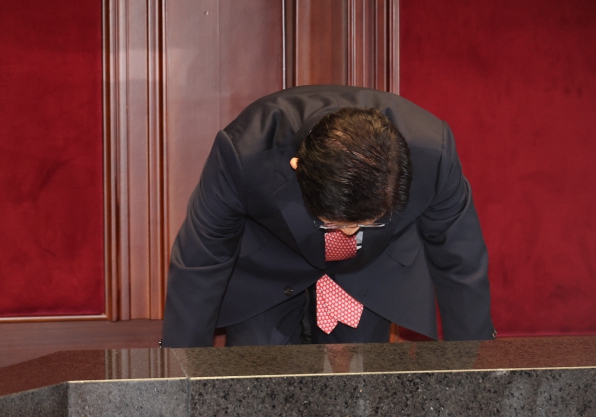 국민의힘 김문수 대선후보가 11일 당 의원총회에서 '큰절'을 하며 '우리는 한팀'이라며 통합의 메시지를 보냈다. [사진=연합뉴스]