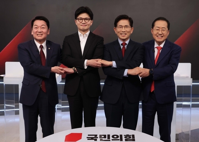 지난달 26일 국민의힘 대통령 선거 제2차 경선 후보자 토론회에 경선주자들이 참석했다. 왼쪽부터 안철수 의원, 한동훈 전 대표, 김문수 대선 후보, 홍준표 전 대구시장. '후뵤교체 사태'에 이들 경선후보들은 일제히 '친윤 쿠데타'라고 맹비난하며 尹 탈당과 친윤지도부의 사퇴를 촉구했다. [사진=연합뉴스]